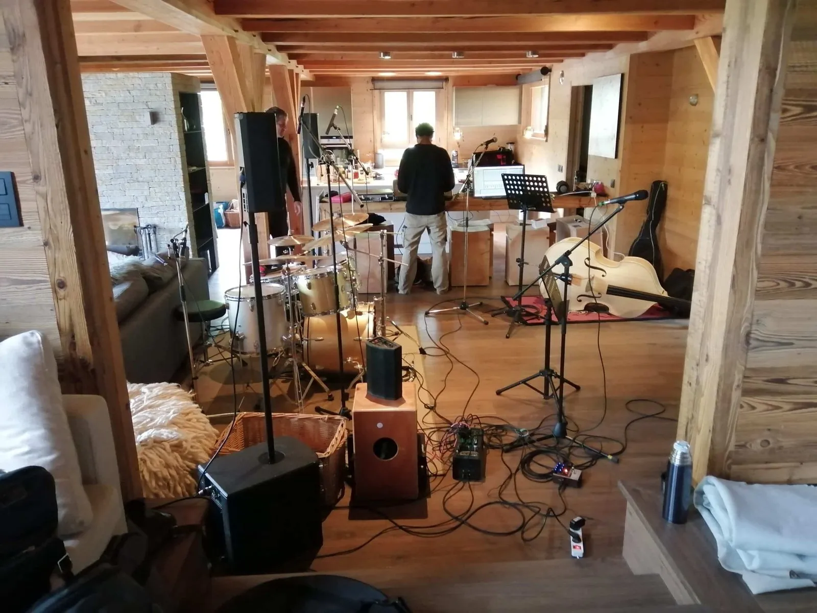 Instruments et micros installés dans une grande salle aux poutres de bois