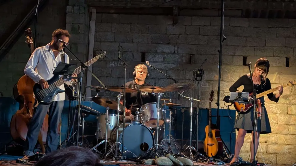 Le trio MALYS en concert : basse, batterie et guitare